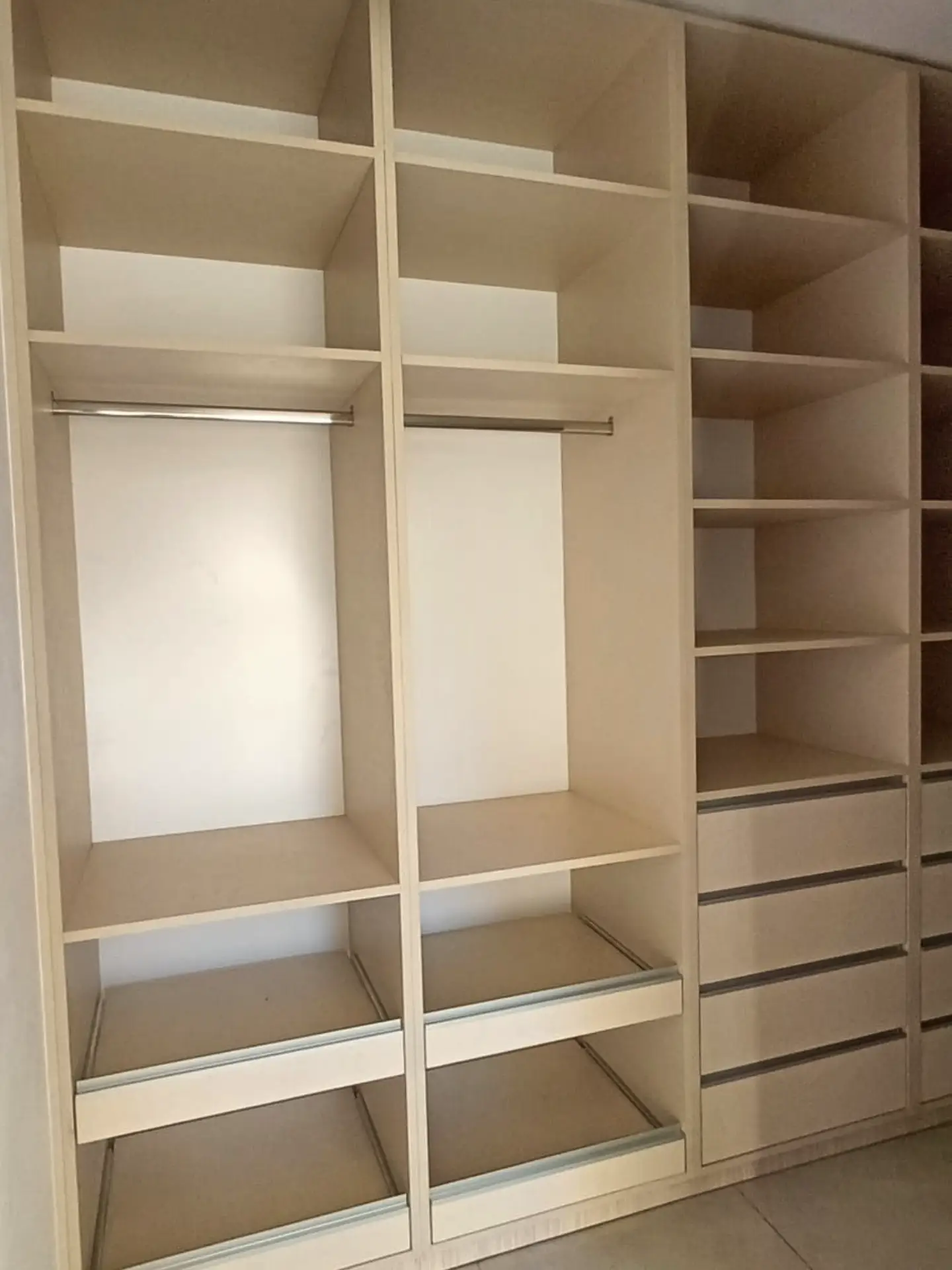 Vestidor con estantes abiertos, barrales y cajones